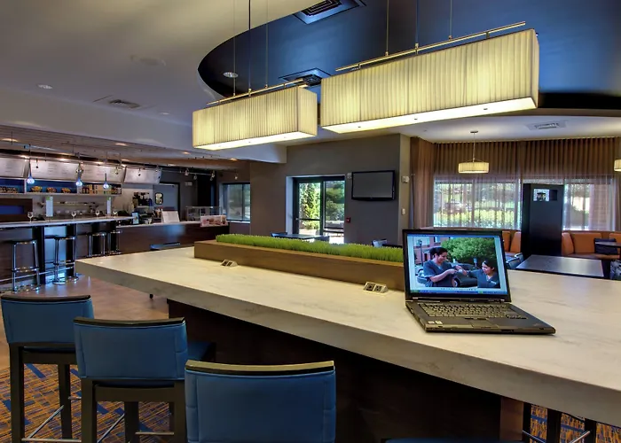 Courtyard By Marriott Madison East